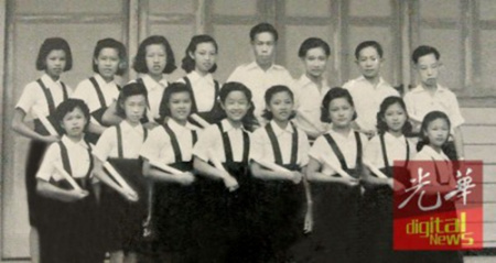 李美齡(前排左1)是加央群益華小1951年第5屆畢業(yè)生,。(馬來(lái)西亞《光華日?qǐng)?bào)》)