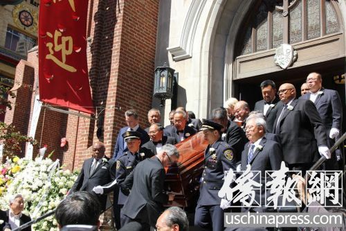 舊金山各大官員將白蘭遺體扶出教堂,。(僑報(bào)記者任子晟攝)