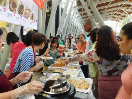 美食小吃造成熱潮。(美國(guó)《世界日?qǐng)?bào)》/王明心 攝) 美食小吃造成熱潮,。(美國(guó)《世界日?qǐng)?bào)》/王明心 攝)