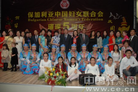 圖為演出者與嘉賓合影留念。中國(guó)經(jīng)濟(jì)網(wǎng)記者 田曉軍/攝 圖為演出者與嘉賓合影留念,。中國(guó)經(jīng)濟(jì)網(wǎng)記者 田曉軍/攝