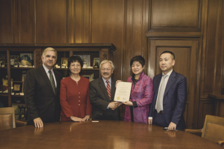 北京同仁堂和美洲中醫(yī)學院高層,,拜訪舊金山市長李孟賢(中),,并獲頒賀狀。(北京同仁堂提供) 北京同仁堂和美洲中醫(yī)學院高層,,拜訪舊金山市長李孟賢(中),,并獲頒賀狀。(北京同仁堂提供)