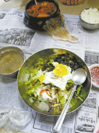 肖先生被困“小黑屋”期間,,對(duì)當(dāng)?shù)仫嬍澈懿涣?xí)慣。 肖先生被困“小黑屋”期間,對(duì)當(dāng)?shù)仫嬍澈懿涣?xí)慣,。