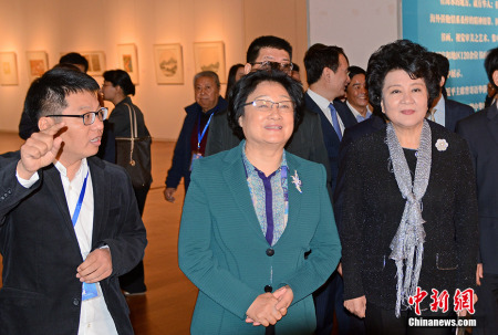 10月11日,,由中國(guó)國(guó)務(wù)院僑務(wù)辦公室,、天津市人民政府和中國(guó)美術(shù)家協(xié)會(huì)共同主辦的第二屆“全球華人書(shū)畫(huà)展”在天津美術(shù)館啟幕,全國(guó)政協(xié)副主席李海峰(中),、國(guó)務(wù)院僑辦主任裘援平(右)等參觀展覽,。本次書(shū)畫(huà)展以“絲路遠(yuǎn)帆宏圖展,翰墨凝僑筑夢(mèng)圓”為主題,,團(tuán)結(jié)鼓勵(lì)海外華人書(shū)畫(huà)家共同用藝術(shù)語(yǔ)言講好“中國(guó)故事”,。據(jù)悉,為期6天的展覽共展出五大洲40個(gè)國(guó)家和地區(qū)120余位書(shū)畫(huà)家的152件形態(tài)多樣,、內(nèi)容豐富的作品,。 <a target='_blank' >中新社</a>記者 佟郁 攝 10月11日,,由中國(guó)國(guó)務(wù)院僑務(wù)辦公室,、天津市人民政府和中國(guó)美術(shù)家協(xié)會(huì)共同主辦的第二屆“全球華人書(shū)畫(huà)展”在天津美術(shù)館啟幕,全國(guó)政協(xié)副主席李海峰(中),、國(guó)務(wù)院僑辦主任裘援平(右)等參觀展覽。本次書(shū)畫(huà)展以“絲路遠(yuǎn)帆宏圖展,翰墨凝僑筑夢(mèng)圓”為主題,,團(tuán)結(jié)鼓勵(lì)海外華人書(shū)畫(huà)家共同用藝術(shù)語(yǔ)言講好“中國(guó)故事”。據(jù)悉,,為期6天的展覽共展出五大洲40個(gè)國(guó)家和地區(qū)120余位書(shū)畫(huà)家的152件形態(tài)多樣,、內(nèi)容豐富的作品。 <a target='_blank' >中新社</a>記者 佟郁 攝