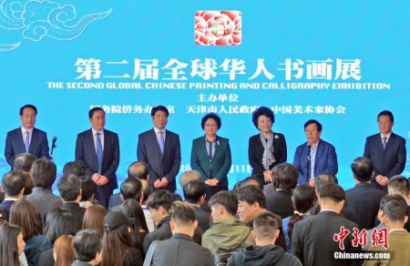 10月11日,,由中國(guó)國(guó)務(wù)院僑務(wù)辦公室,、天津市人民政府和中國(guó)美術(shù)家協(xié)會(huì)共同主辦的第二屆“全球華人書(shū)畫(huà)展”在天津美術(shù)館啟幕,全國(guó)政協(xié)副主席李海峰,、國(guó)務(wù)院僑辦主任裘援平,、中國(guó)美術(shù)家協(xié)會(huì)主席劉大為等出席開(kāi)幕式。本次書(shū)畫(huà)展以“絲路遠(yuǎn)帆宏圖展,,翰墨凝僑筑夢(mèng)圓”為主題,,團(tuán)結(jié)鼓勵(lì)海外華人書(shū)畫(huà)家共同用藝術(shù)語(yǔ)言講好“中國(guó)故事”。據(jù)悉,,為期6天的展覽共展出五大洲40個(gè)國(guó)家和地區(qū)120余位書(shū)畫(huà)家的152件形態(tài)多樣,、內(nèi)容豐富的作品。 <a target='_blank' >中新社</a>記者 佟郁 攝 10月11日,,由中國(guó)國(guó)務(wù)院僑務(wù)辦公室、天津市人民政府和中國(guó)美術(shù)家協(xié)會(huì)共同主辦的第二屆“全球華人書(shū)畫(huà)展”在天津美術(shù)館啟幕,,全國(guó)政協(xié)副主席李海峰,、國(guó)務(wù)院僑辦主任裘援平、中國(guó)美術(shù)家協(xié)會(huì)主席劉大為等出席開(kāi)幕式,。本次書(shū)畫(huà)展以“絲路遠(yuǎn)帆宏圖展,,翰墨凝僑筑夢(mèng)圓”為主題,,團(tuán)結(jié)鼓勵(lì)海外華人書(shū)畫(huà)家共同用藝術(shù)語(yǔ)言講好“中國(guó)故事”。據(jù)悉,,為期6天的展覽共展出五大洲40個(gè)國(guó)家和地區(qū)120余位書(shū)畫(huà)家的152件形態(tài)多樣,、內(nèi)容豐富的作品。 <a target='_blank' >中新社</a>記者 佟郁 攝