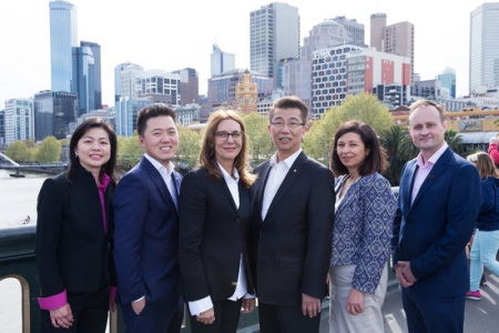 Together Melbourne團隊,，包括市長候選人王宗堅(Ken Ong,，左四),，副市長候選人Sue Morphet(左三)，四位市議員候選人,，包括劉樂(Philip Le Liu，左二)和Alice Poon(左一)兩位華人代表,。(澳洲網(wǎng)圖片)