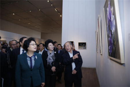 10月11日,,中國十二屆全國政協(xié)副主席李海峰(左一)、國務院僑務辦公室主任裘援平(左二)參觀書畫展,。 10月11日,,中國十二屆全國政協(xié)副主席李海峰(左一)、國務院僑務辦公室主任裘援平(左二)參觀書畫展,。