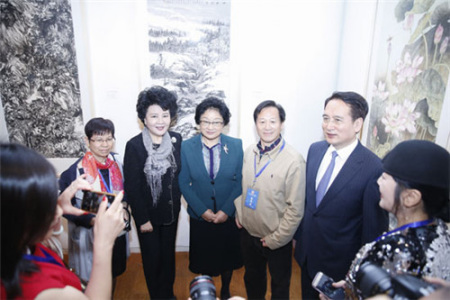 10月11日,,中國十二屆全國政協(xié)副主席李海峰(中)、國務院僑辦主任裘援平(左二),、國務院僑辦副主任譚天星(右一)與參加書畫展的華人畫家合影,。 10月11日,,中國十二屆全國政協(xié)副主席李海峰(中),、國務院僑辦主任裘援平(左二)、國務院僑辦副主任譚天星(右一)與參加書畫展的華人畫家合影,。