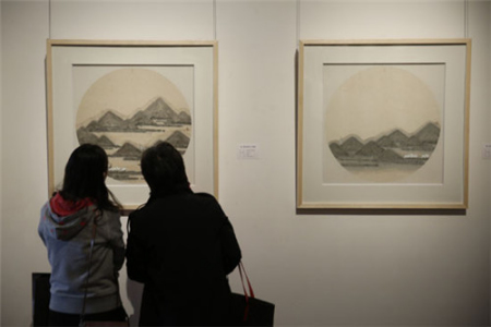 10月11日,,游人在天津美術(shù)館欣賞由華人書畫藝術(shù)家創(chuàng)作的書畫作品,。 10月11日,游人在天津美術(shù)館欣賞由華人書畫藝術(shù)家創(chuàng)作的書畫作品,。