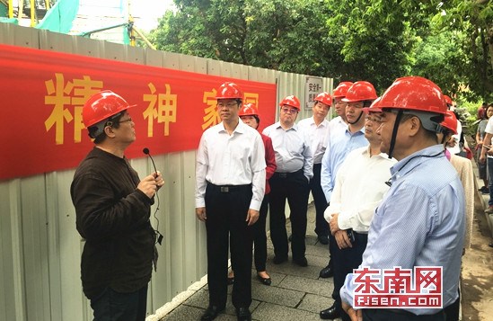 相關(guān)人員正在介紹開元寺東塔修繕情況,。