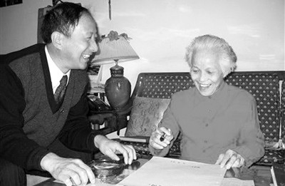 圖為曹明龍采訪李富春和蔡暢的女兒李特特,。衛(wèi)國(guó)戰(zhàn)爭(zhēng)時(shí)期,，李特特曾在莫斯科伊萬(wàn)諾沃兒童院生活。 (資料圖片) 
