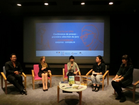 2015年“新人獎”得主王名南與評委及圖書編輯進(jìn)行討論,。 2015年“新人獎”得主王名南與評委及圖書編輯進(jìn)行討論,。