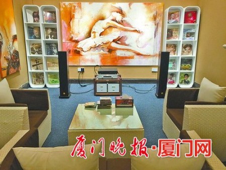 影音體驗區(qū)里配備華錄100寸激光投影電視、華錄藍光機等硬件,，可聽到珍藏在中唱版庫中的絕密聲音和唱片資料,。 