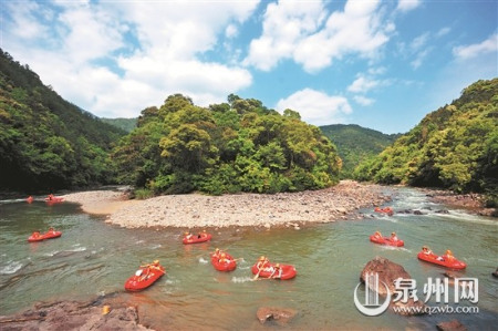 德化南埕鄉(xiāng)村旅游發(fā)展成效顯著。圖為游客在石龍溪漂流,。 （黃谷瑩 攝）