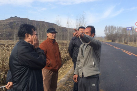 田亦軍實(shí)地考察建棚地址