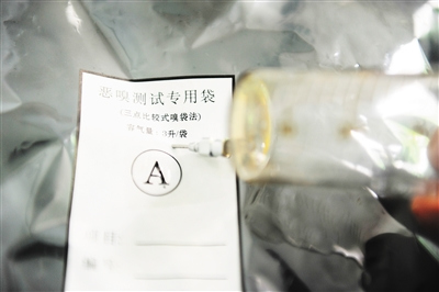 進(jìn)行編號(hào)后,用針筒從惡臭樣本中抽取部分氣體注入其中一只臭袋,。 進(jìn)行編號(hào)后,,用針筒從惡臭樣本中抽取部分氣體注入其中一只臭袋,。