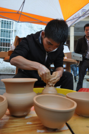 龍泉青瓷手工藝者郭勉在制作青瓷成型模胚