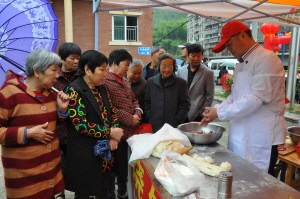 縉云燒餅攤位前，駐足了不少市民