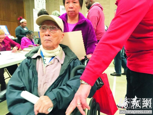 91歲的楊先生在華埠投票站投票,。(美國《僑報》/葉永康 攝)