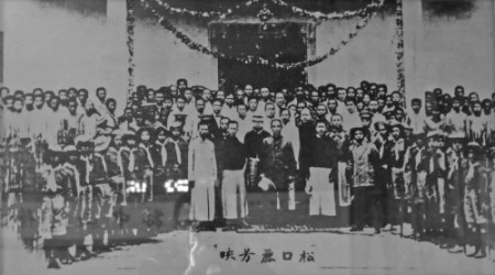 1918年5月28日,，孫中山在梅縣松口公學(xué)與歡迎者合影。當(dāng)天,，孫中山對在場四百多師生發(fā)表演講,，這是孫中山等革命黨人號召民眾繼續(xù)革命，反對假共和,、打倒軍閥的誓師大會,，影響深遠。