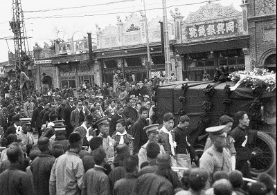  1925年3月12日孫中山在京病逝，4月2日遺體由中央公園移厝香山碧云寺,，社會各界15萬人送別,。（西德尼·甘博（美） 攝）