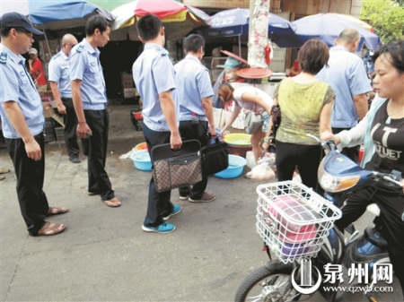 豐澤區(qū)對(duì)云谷菜市場(chǎng)周邊的占道經(jīng)營(yíng)進(jìn)行整治 (吳建南 供圖) 豐澤區(qū)對(duì)云谷菜市場(chǎng)周邊的占道經(jīng)營(yíng)進(jìn)行整治 (吳建南 供圖)