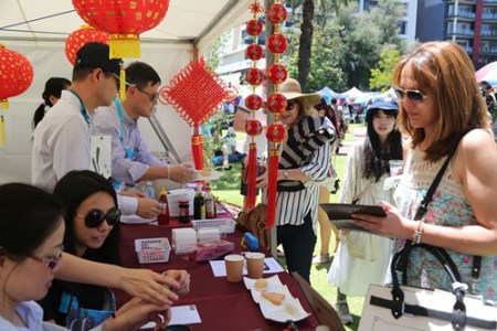 西澳民眾選購(gòu)中國(guó)美食 西澳民眾選購(gòu)中國(guó)美食