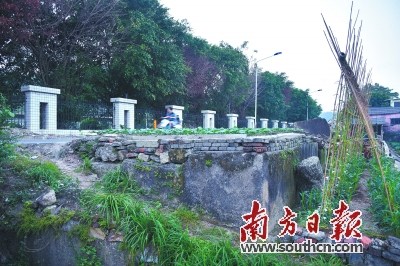 化身菜地的潮汕鐵路水塔塔基,。許端陽 攝