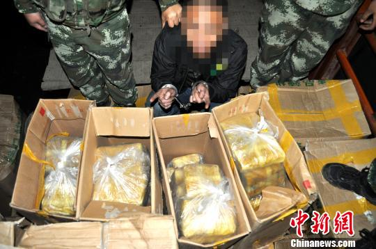 公安邊防官兵貨車(chē)內(nèi)查獲毒品 鐘欣 攝 公安邊防官兵貨車(chē)內(nèi)查獲毒品 鐘欣 攝