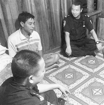 執(zhí)法艇編隊(duì)在湄公河航道破浪前行。本報(bào)記者 魏哲哲攝 執(zhí)法艇編隊(duì)在湄公河航道破浪前行,。本報(bào)記者 魏哲哲攝