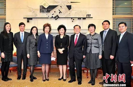 中國(guó)國(guó)務(wù)院僑辦主任裘援平在北京會(huì)見趙小蘭和家人一行 中國(guó)國(guó)務(wù)院僑辦主任裘援平在北京會(huì)見趙小蘭和家人一行