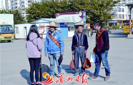 圖為市公交東站的志愿者為南來北往的乘客提供咨詢等服務(wù)。 圖為市公交東站的志愿者為南來北往的乘客提供咨詢等服務(wù),。