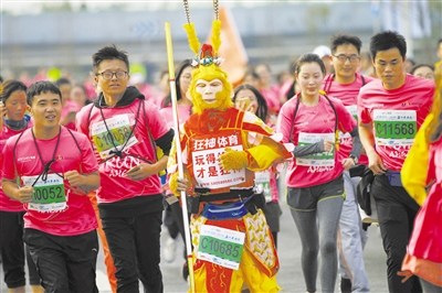 大圣歸來 孫悟空手持“金箍棒”與馬拉松參賽者們并肩奔跑。