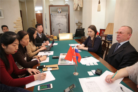 圣彼得堡市政府外交事務(wù)委員會(huì)會(huì)長(zhǎng)顧問(wèn)弗拉季米爾(右一)在接受中國(guó)“一帶一路”媒體采訪(fǎng)團(tuán)的采訪(fǎng),。 (圖片來(lái)源 央視網(wǎng) 張土昌) 圣彼得堡市政府外交事務(wù)委員會(huì)會(huì)長(zhǎng)顧問(wèn)弗拉季米爾(右一)在接受中國(guó)“一帶一路”媒體采訪(fǎng)團(tuán)的采訪(fǎng)。 (圖片來(lái)源 央視網(wǎng) 張土昌)
