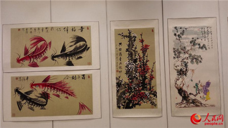 泰國(guó)民眾在欣賞中國(guó)藝術(shù)家的繪畫(huà)作品,。 楊謳 攝 泰國(guó)民眾在欣賞中國(guó)藝術(shù)家的繪畫(huà)作品,。 楊謳 攝