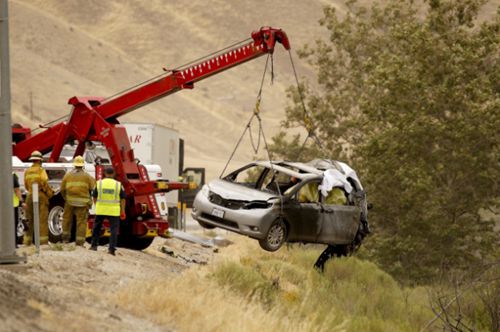廂型車遭撞后起火,車里的六人無法逃離,,葬身火海,。(美國《世界日報》/資料照片) 廂型車遭撞后起火,車里的六人無法逃離,,葬身火海,。(美國《世界日報》/資料照片)