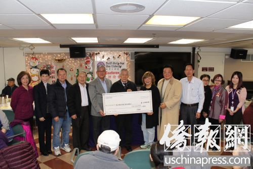 安老自助處董事局主席王繆少瑩(右6)接受華助中心基金會(huì)捐助的5000元善款支票。 安老自助處董事局主席王繆少瑩(右6)接受華助中心基金會(huì)捐助的5000元善款支票,。