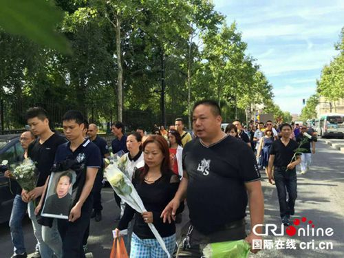 2016年8月，旅法華人張朝林遭暴力搶劫致死,。事發(fā)后,，曹華欽(右一)和隊(duì)友曾趕去第一現(xiàn)場救援。圖為曹華欽和張朝林家屬一起前往事發(fā)地悼念,。(曹華欽供圖)