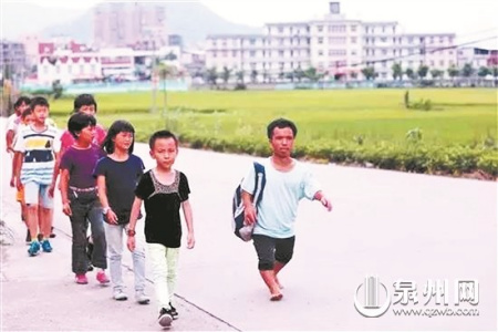 大哥哥洪仁心帶著孩子去上學(xué) (資料圖片) 大哥哥洪仁心帶著孩子去上學(xué) (資料圖片)