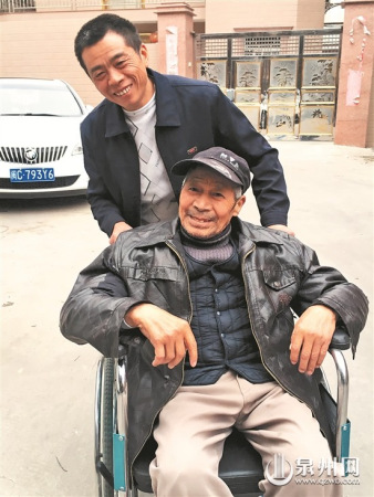 馮泯薦抽空推著父親在路上散步曬太陽 馮泯薦抽空推著父親在路上散步曬太陽