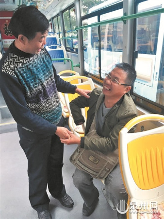 等待發(fā)車前,,萬金成師傅與一名乘客開心地聊家常。 等待發(fā)車前,萬金成師傅與一名乘客開心地聊家常,。