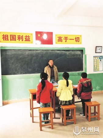 雖然學(xué)生不多,,但肖振燦仍然全心堅(jiān)守在三尺講臺。 雖然學(xué)生不多,但肖振燦仍然全心堅(jiān)守在三尺講臺,。