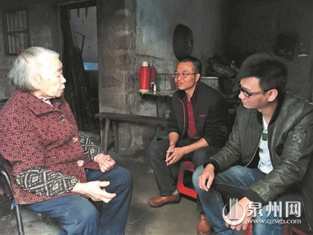 黃阿婆向社區(qū)工作人員了解陳鴻雁的房屋修繕情況 黃阿婆向社區(qū)工作人員了解陳鴻雁的房屋修繕情況