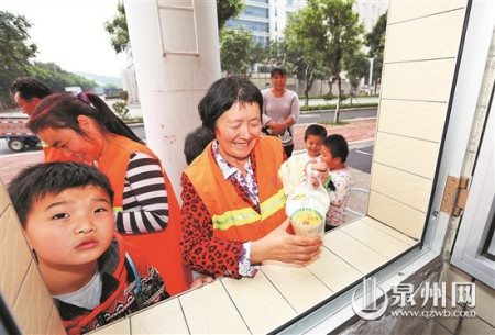 領(lǐng)到饅頭和豆?jié){,,環(huán)衛(wèi)工人笑開懷。(戴涵琦 攝) 領(lǐng)到饅頭和豆?jié){,環(huán)衛(wèi)工人笑開懷,。(戴涵琦 攝)