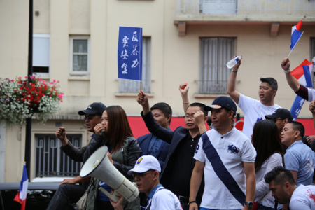 在歐市四路街區(qū)舉行的示威游行,，人們高呼：反暴力,，要安全,。(法國《歐洲時(shí)報(bào)》/黃冠杰 攝)