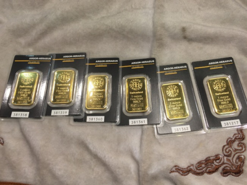 一盎司的瑞士金金條在華裔社區(qū)金店熱賣,。(美國(guó)《世界日?qǐng)?bào)》/朱蕾 攝) 一盎司的瑞士金金條在華裔社區(qū)金店熱賣。(美國(guó)《世界日?qǐng)?bào)》/朱蕾 攝)
