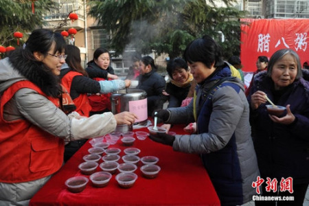 資料圖：安徽合肥市岳西社區(qū)舉辦“溫暖臘八粥 濃濃鄰里情”活動(dòng),，邀請社區(qū)老人,、兒童參與臘八節(jié)習(xí)俗趣味活動(dòng)并品嘗臘八粥。<a target='_blank' >中新社</a>記者 韓蘇原 攝