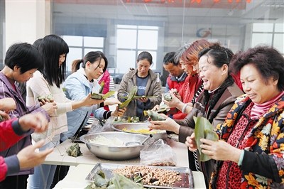 鄰里之間齊聚在一起包粽子,蘊含著濃濃的年味,。 鄰里之間齊聚在一起包粽子,,蘊含著濃濃的年味,。