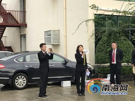 海南一中院執(zhí)行局法官現(xiàn)場(chǎng)通知清場(chǎng)。南海網(wǎng)記者劉麥攝 海南一中院執(zhí)行局法官現(xiàn)場(chǎng)通知清場(chǎng),。南海網(wǎng)記者劉麥攝