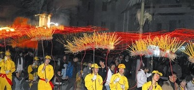 舞草龍熱鬧非凡。 舞草龍熱鬧非凡,。