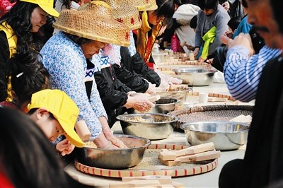 大鵬居民現(xiàn)場打米餅,。 大鵬居民現(xiàn)場打米餅。